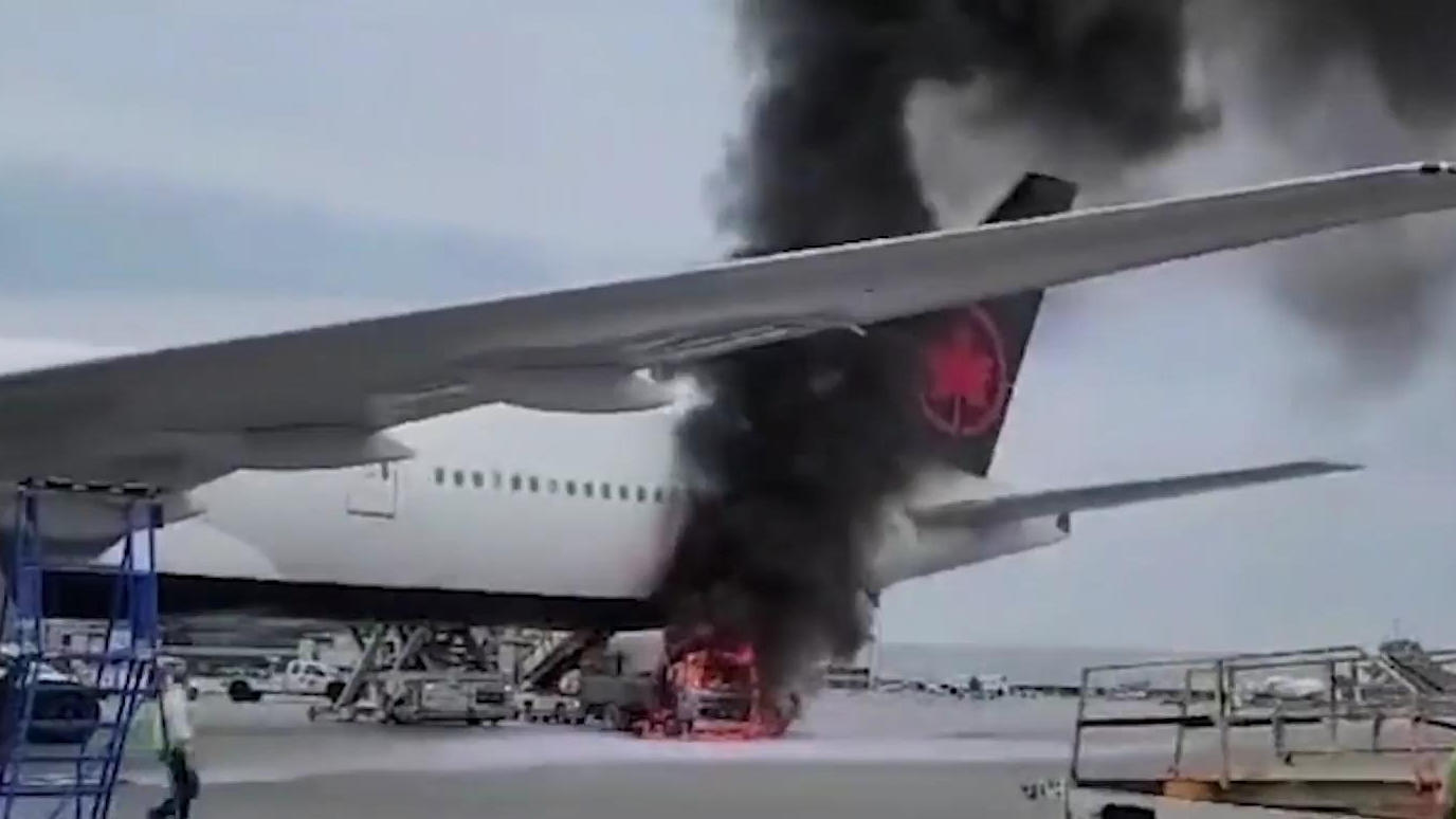 Flugzeug fängt auf Rollfeld plötzlich Feuer Direkt nach der Landung!