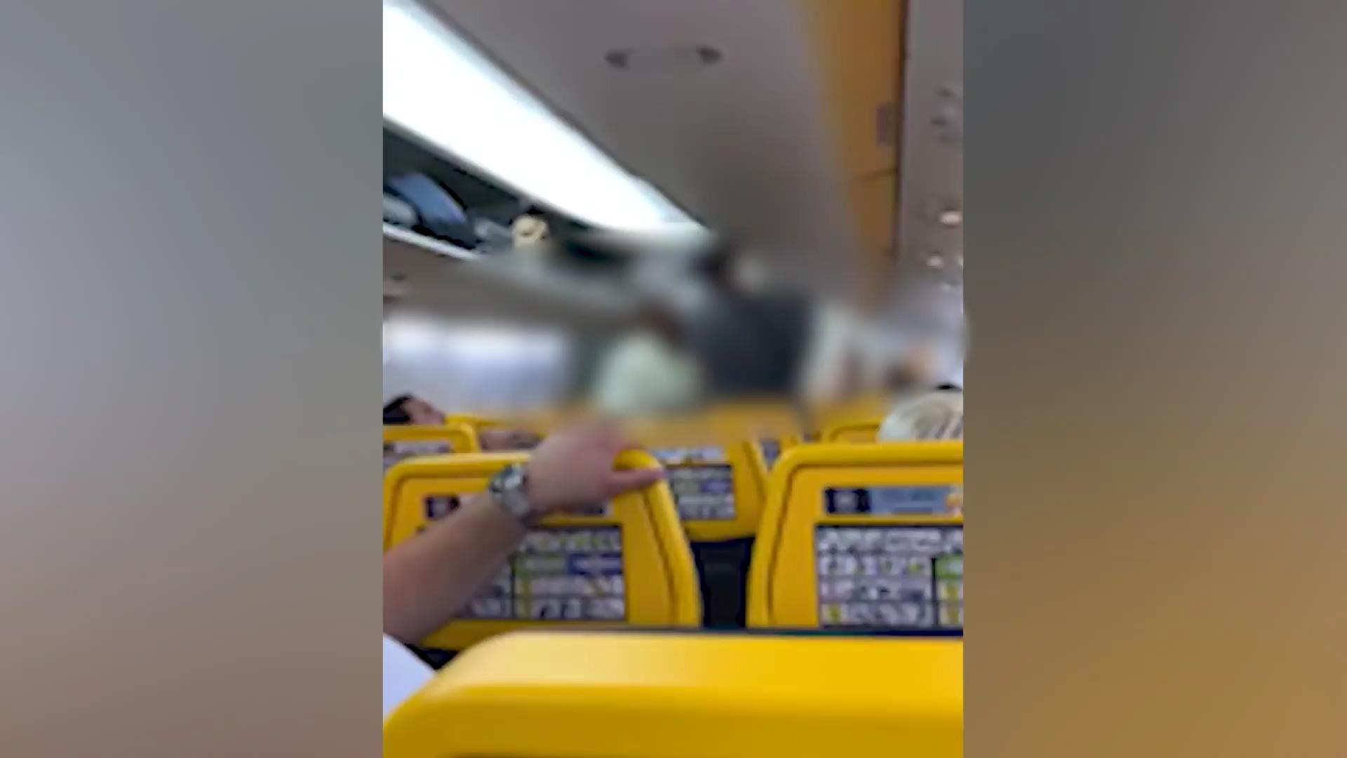 Passagiere prügeln sich im Ryanair-Flieger Wegen einer Lappalie!