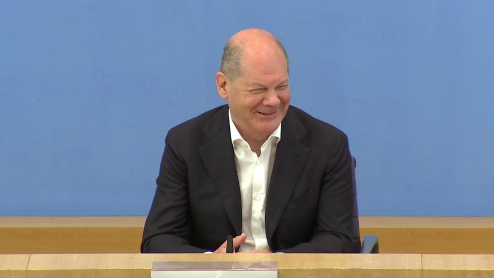 Wie Lustig Ist Denn Bitte Diese Lache? Kanzler Scholz Mit Lachflash Bei ...