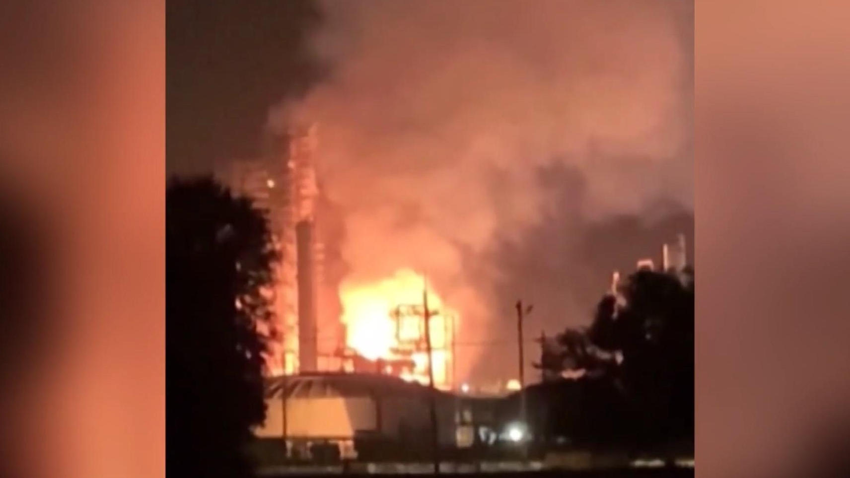Mega esplosione: un improvviso incendio in un impianto chimico spaventa il pubblico!