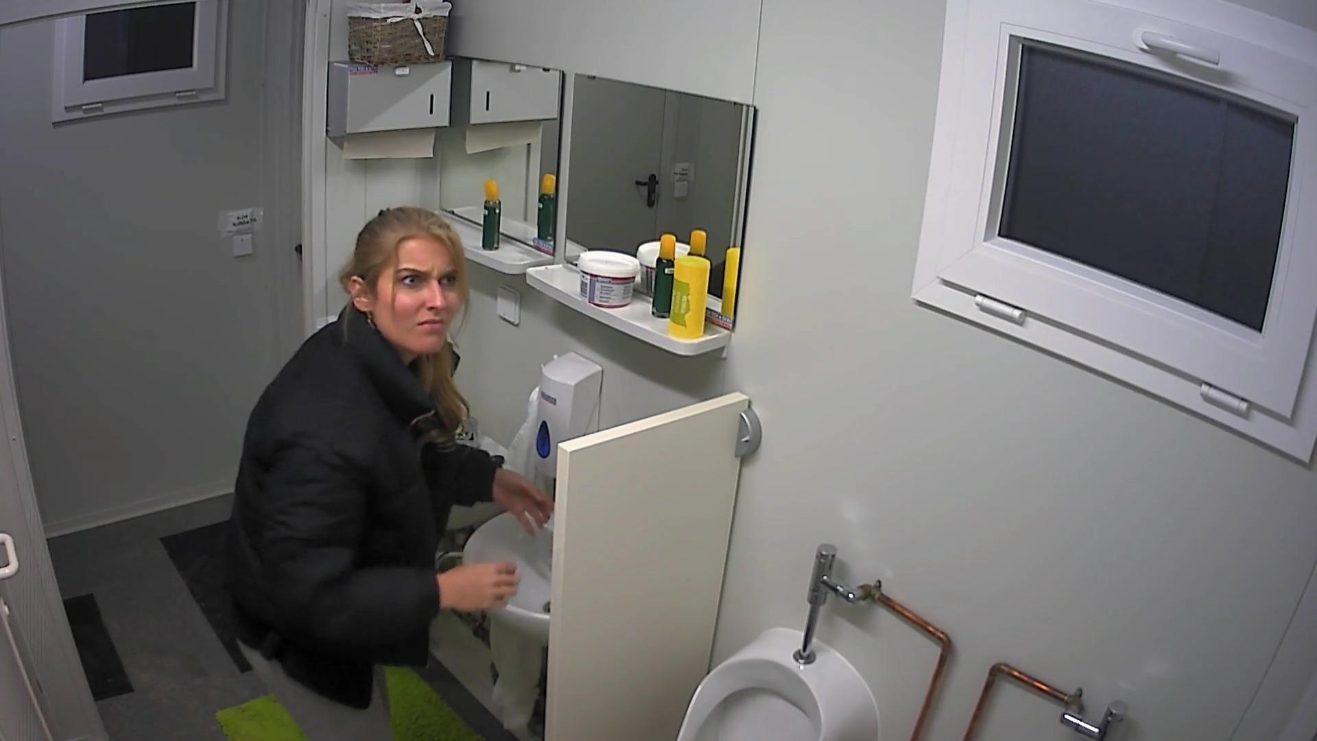 Was da bei Yvonne in der Dusche los? Sandra hört verdächtiges Gestöhne