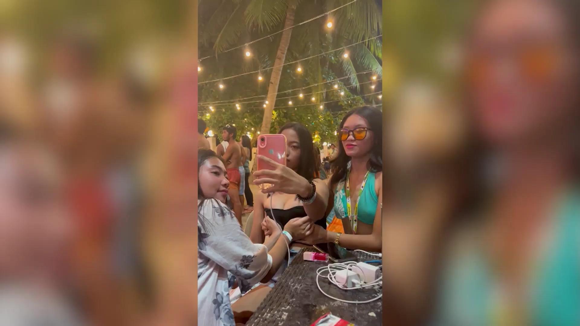 Wie das perfekte Busen-Selfie in Sekunden gelingt! Pralles Dekolleté: