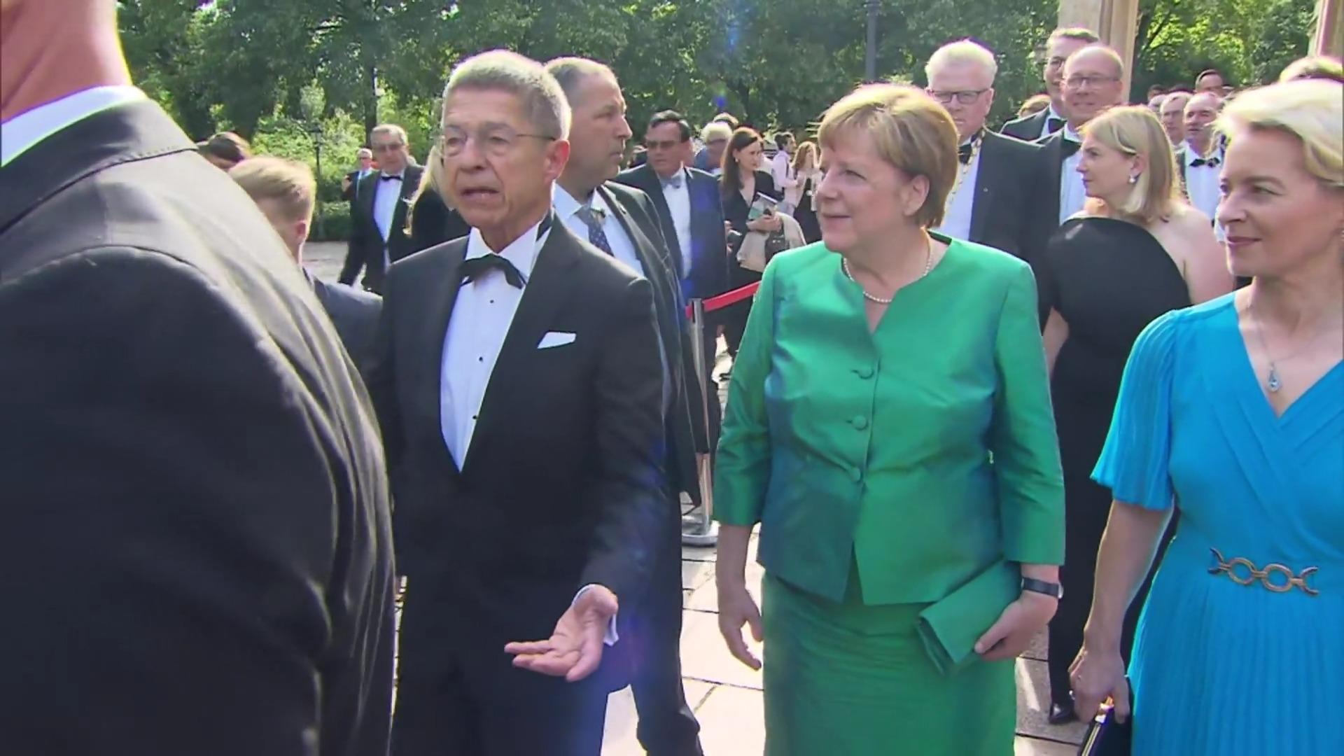 Merkel-Gatte genervt in Bayreuth Ist Joachim Sauer?