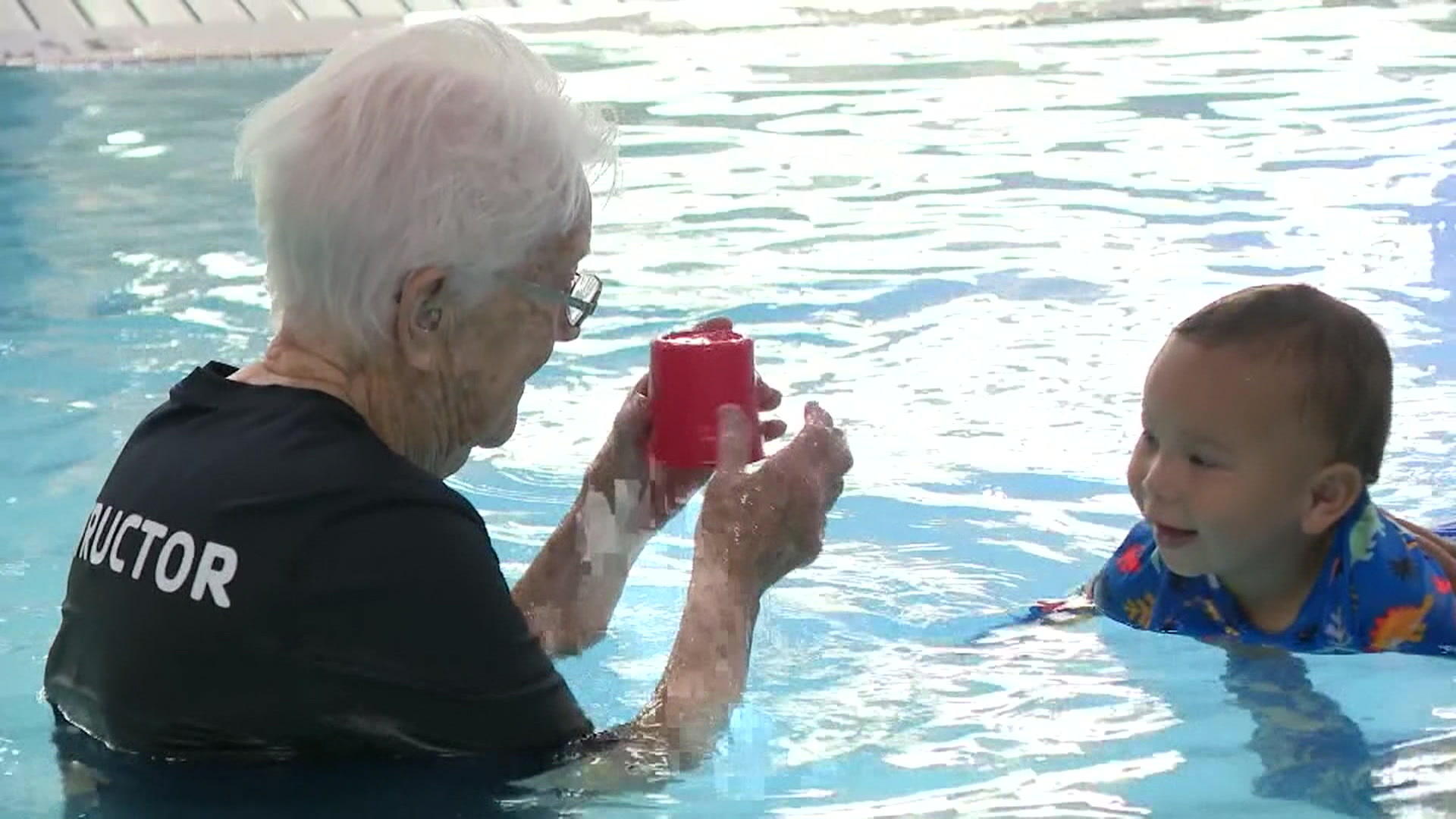 102-Jährige gibt noch Schwimmunterricht Rente? Von wegen!