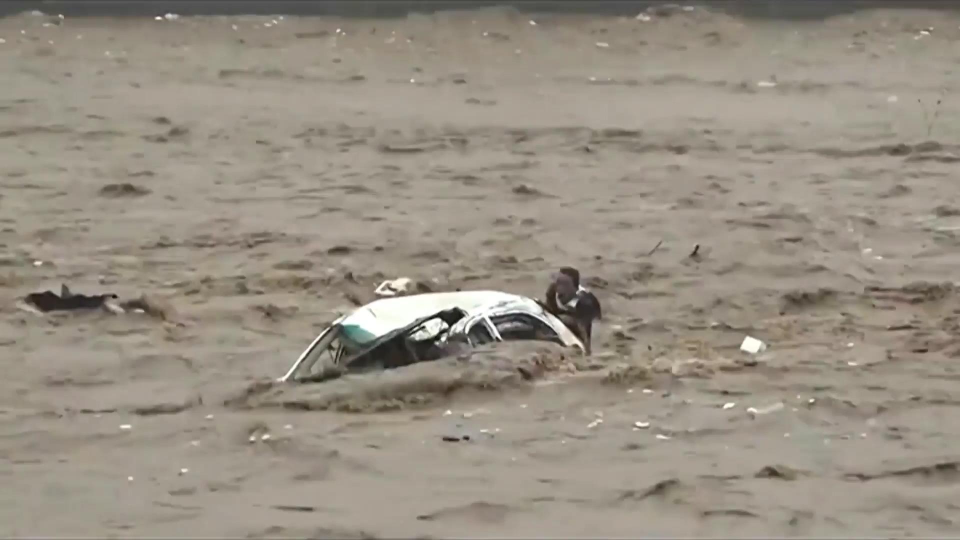 90 Minuten in den Wassermassen: Mann überlebt Sturzflut Mit dem Auto weggespült