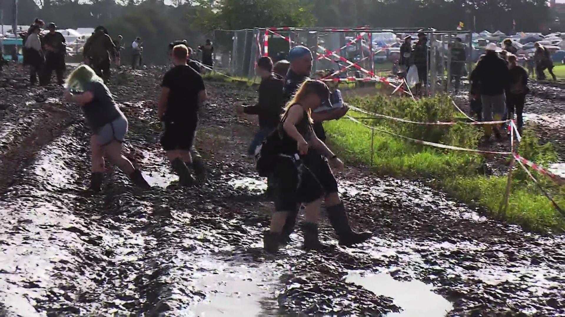 Keiner darf mehr rein! Wacken versinkt im Schlamm Veranstalter ziehen Reißleine