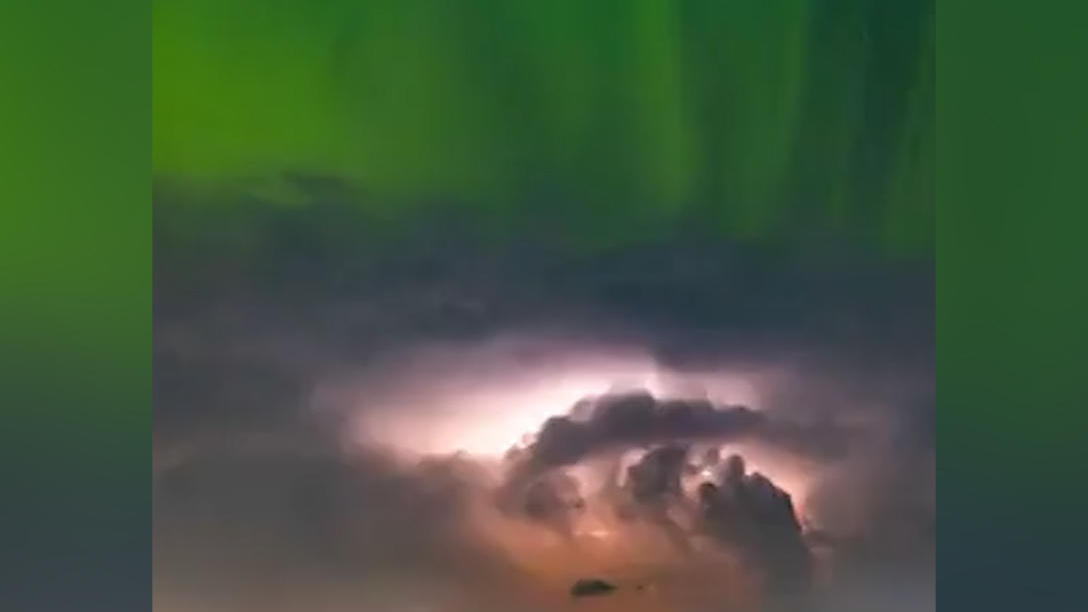 Polarlichter und Gewittersturm erleuchten Himmel Spektakuläre Aufnahmen!