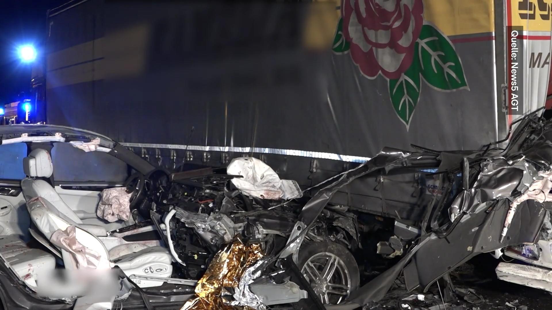 A3/Kitzingen: Porsche rast in Lkw - Frau tot! Horror-Unfall