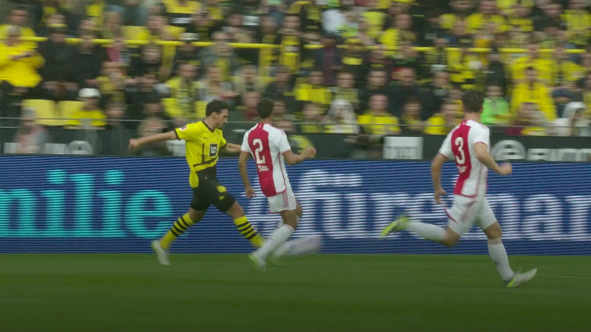 "Außenrist" Hummels serviert 1:0 auf Silbertablett BVB siegt im Test gegen Ajax