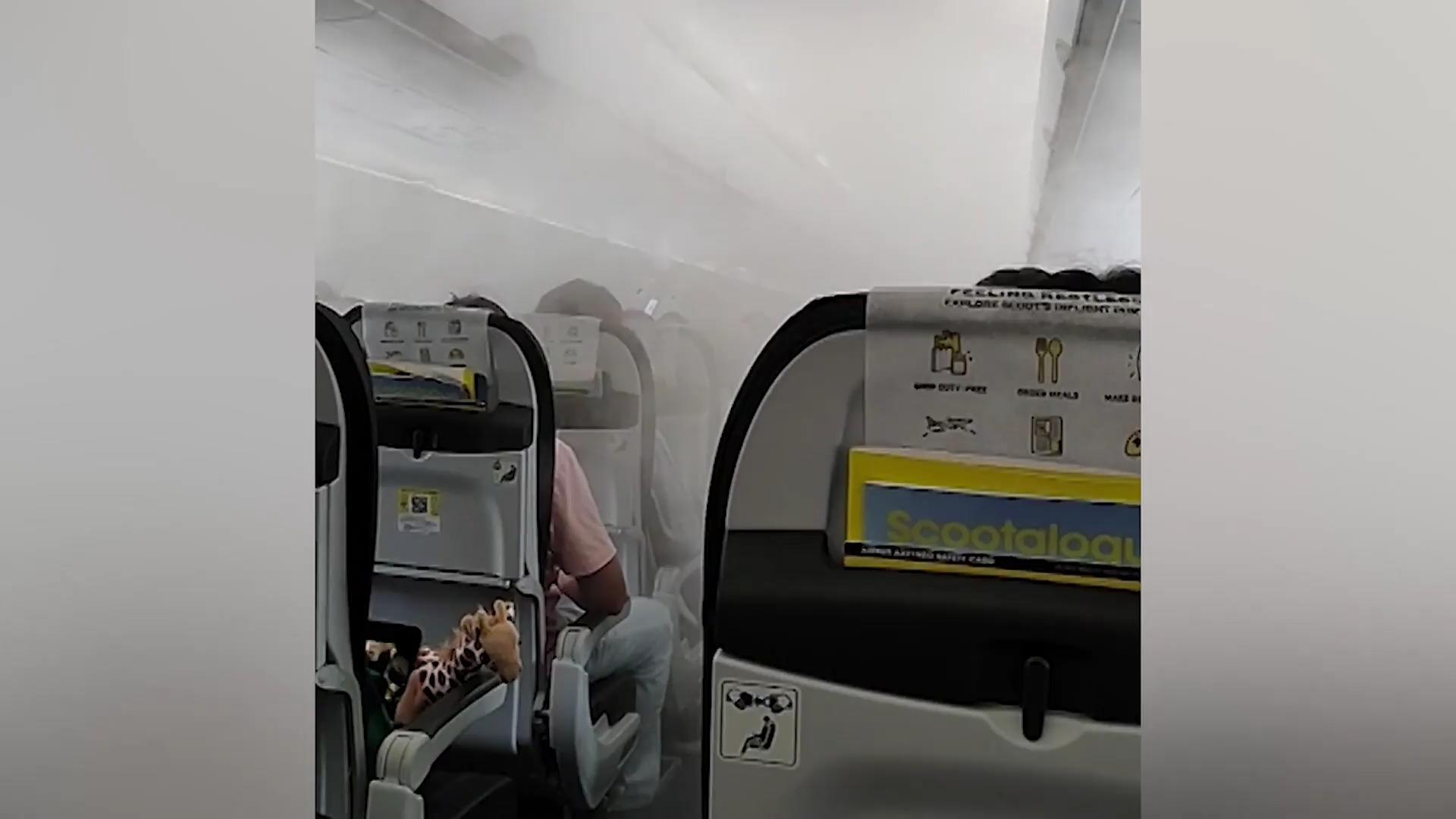 Weißer Nebel hüllt Flugzeugkabine ein! Passagiere geschockt