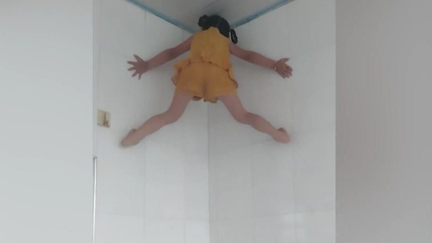 La ragazza ragno sale sul tetto sfidando la gravità!