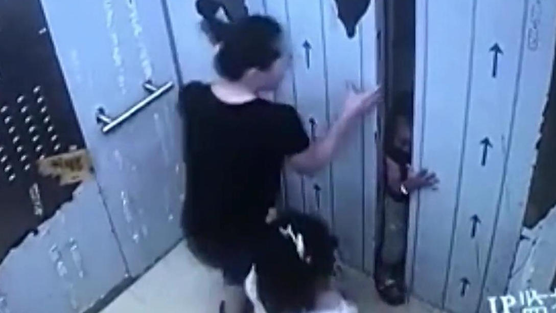 ¡El chico está atrapado en la puerta del ascensor!  La madre reacciona al instante.