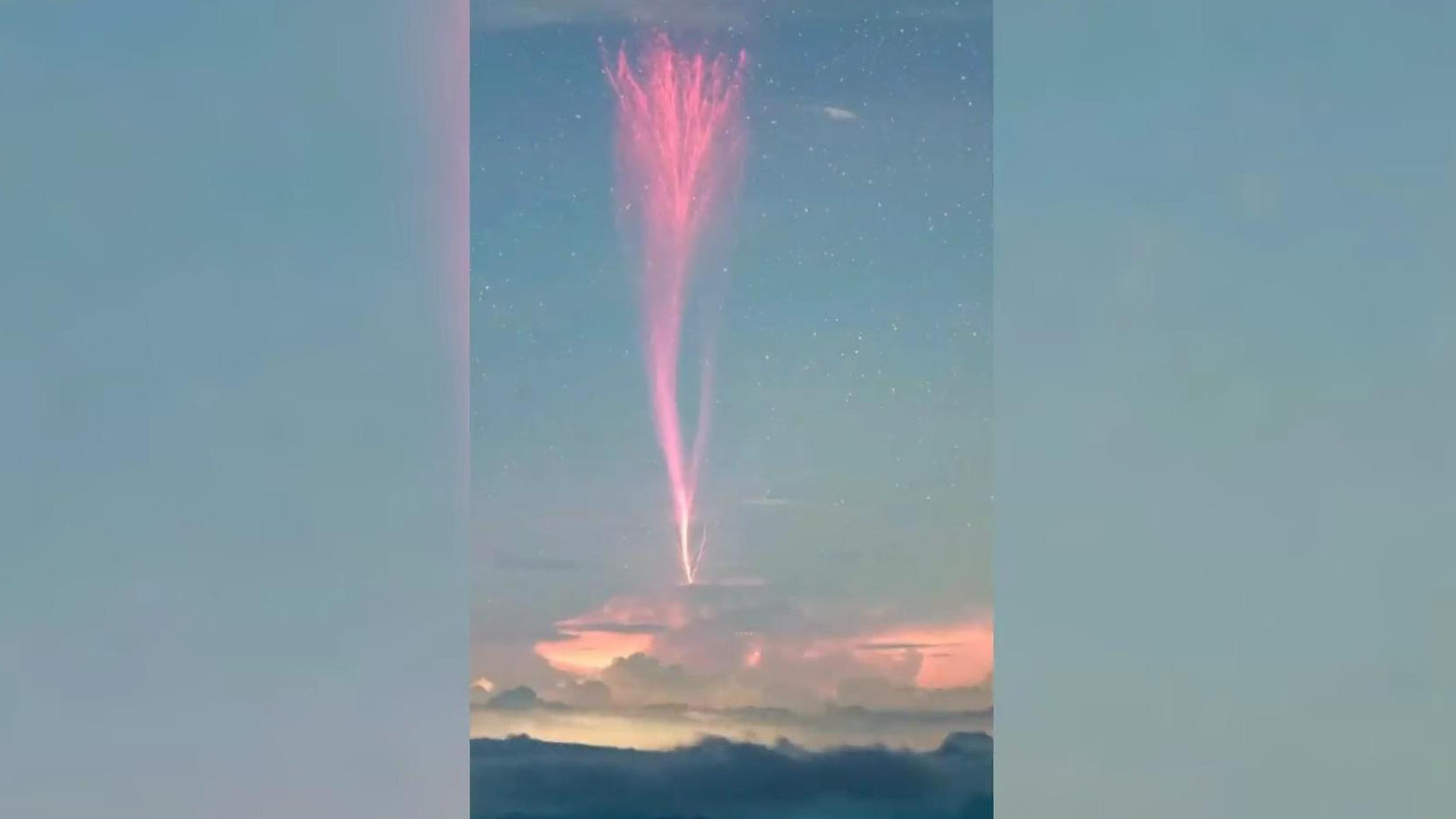 Il fulmine dell'Elfo Rosso infuria nel cielo Il fotografo scatta una rara scena naturale!
