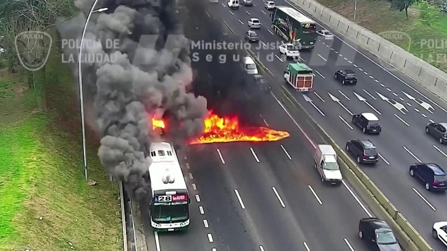 ¡El autobús se está incendiando en la carretera y los pasajeros están corriendo para salvar sus vidas!