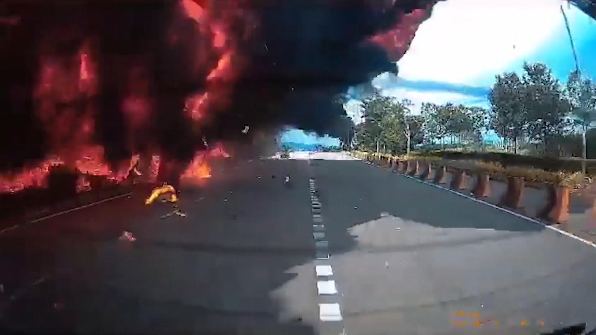 L'aereo si schianta su un'autostrada ed esplode!  Dieci morti in un incidente horror