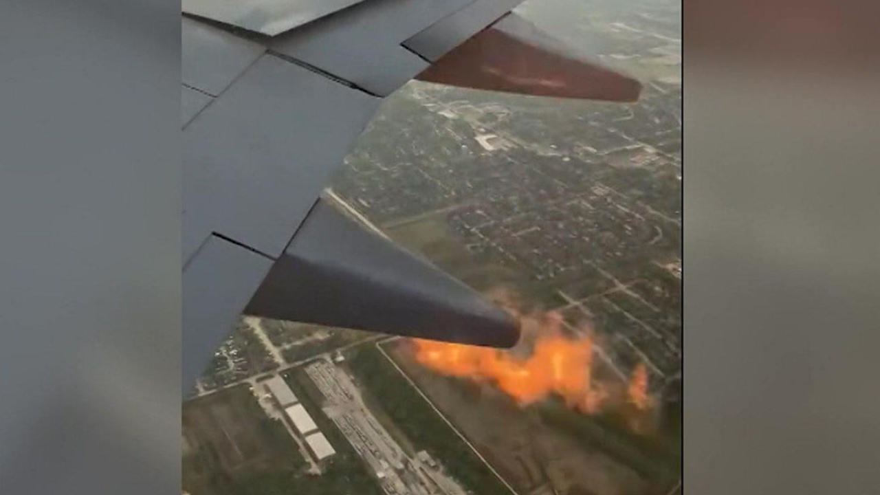 Vuelo de terror para pasajeros: el avión está en llamas, ¡bolas de fuego del motor!