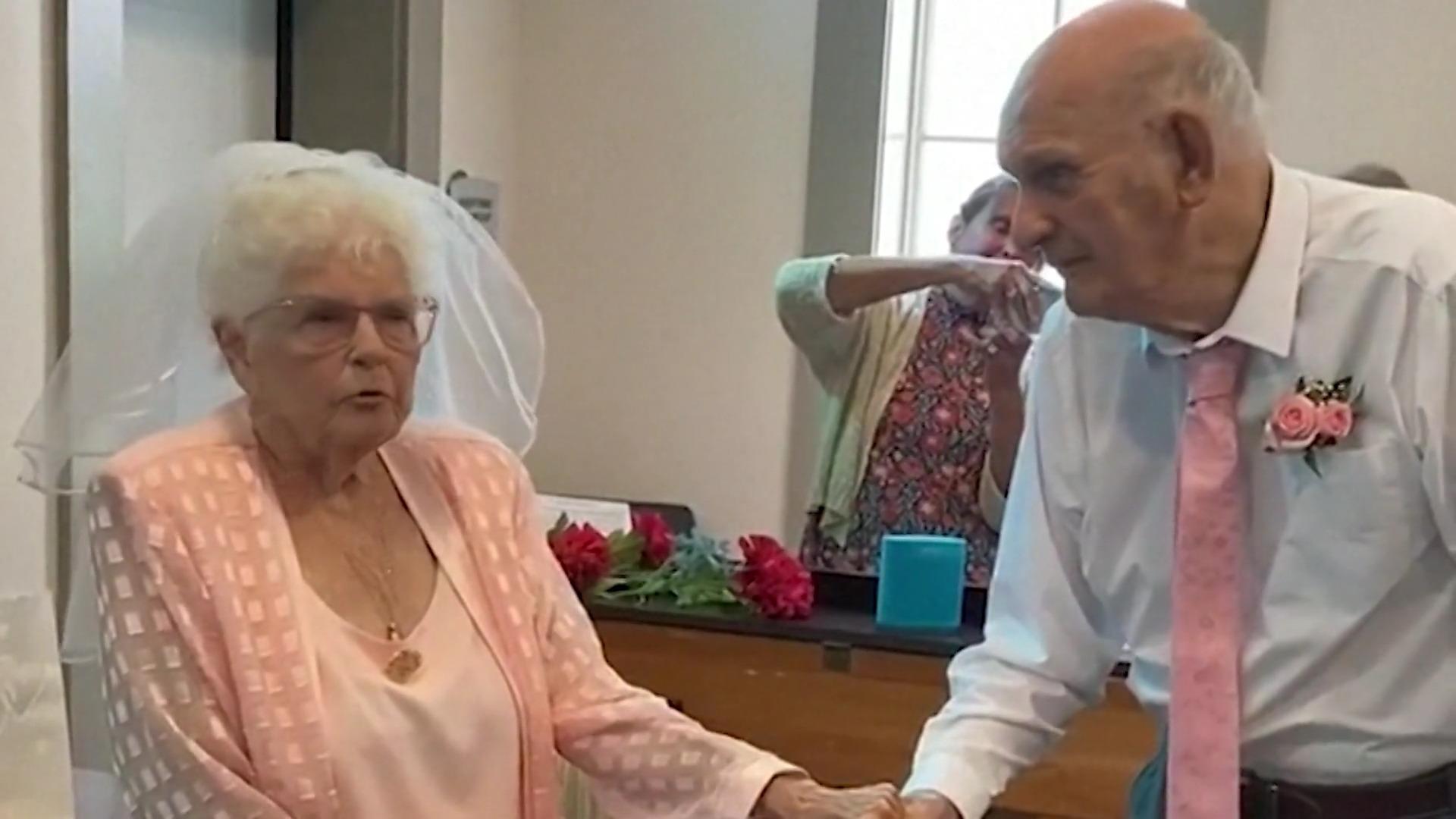 Paar (93) heiratet nach 73 Jahren zum zweiten Mal Ihr Liebesgeheimnis? Ein Pakt!