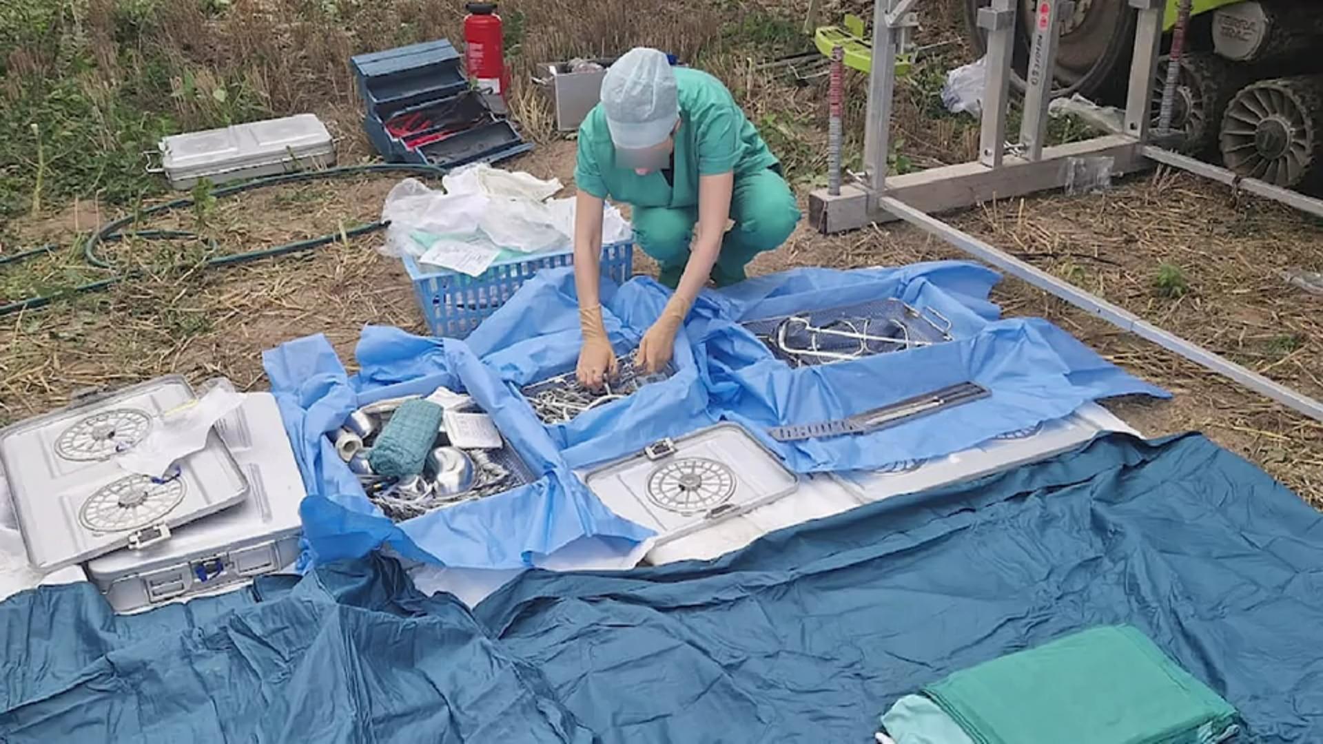 Ärzte amputieren Beine von Landwirt auf Acker Horror-Unfall mit Mähdrescher