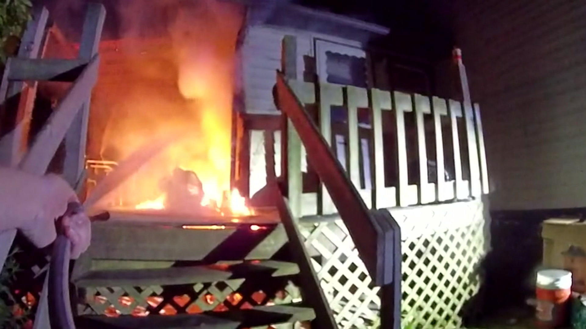 Polizist rettet schlafende Familie aus Inferno Haus steht in Flammen!