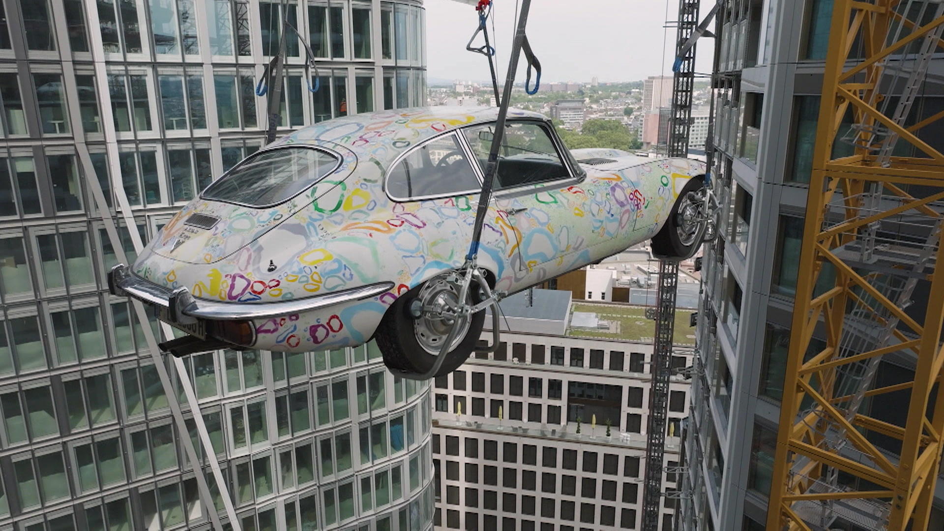 Künstler lässt Auto vor Frankfurter Skyline schweben VIP News von Jens Prewo