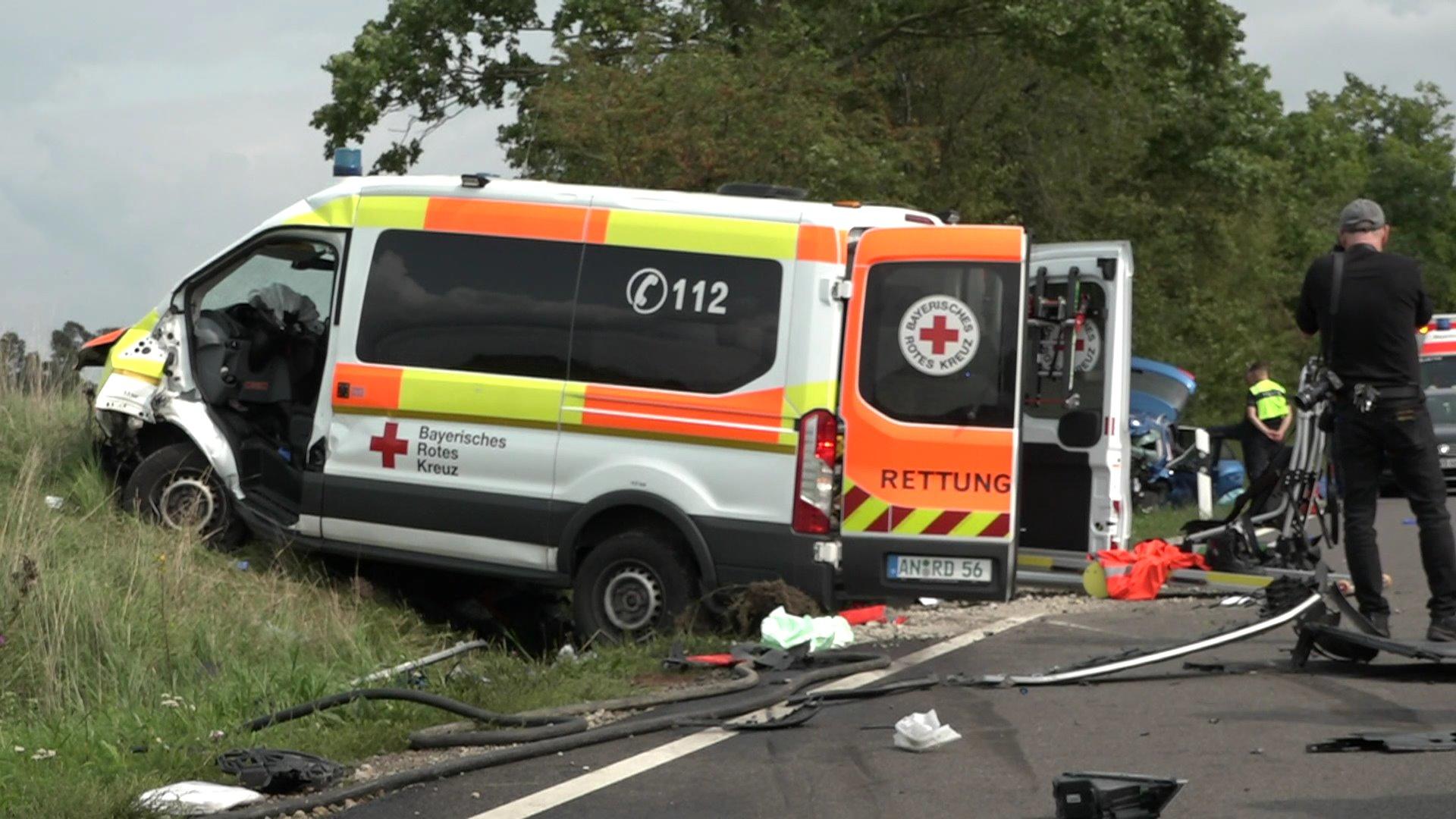 Krankentransportwagen kracht frontal in Auto - drei Tote Drama in Mittelfranken