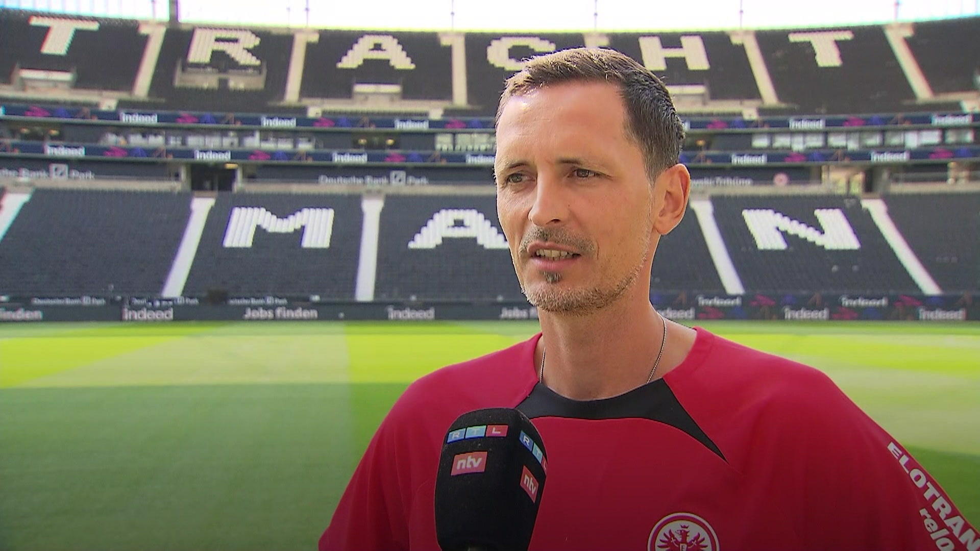 Toppmöller glaubt an die Kraft der SGE-Fans Frankfurt vor entscheidendem Spiel