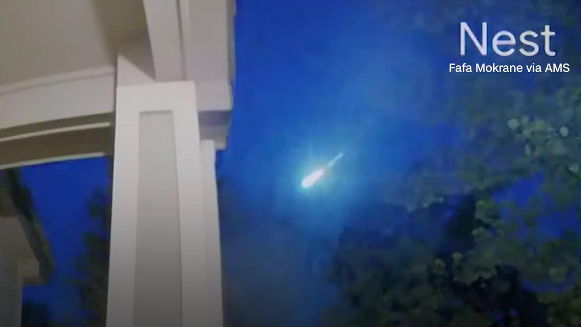 Meteor erhellt dunkle Nacht Feuerball am Nachthimmel