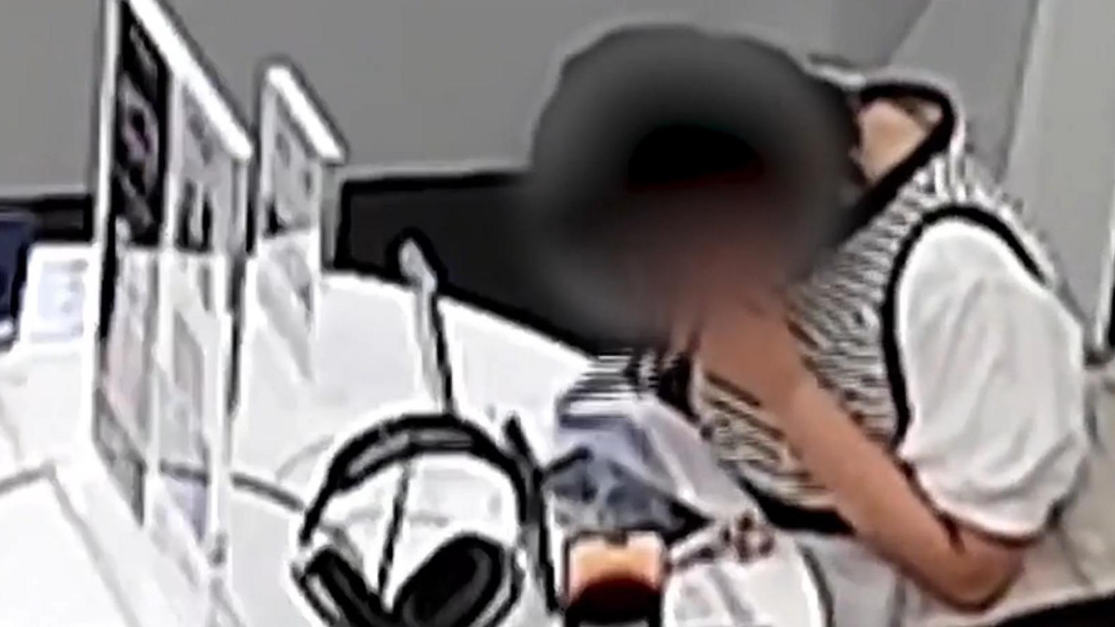 Frau beißt Sicherheitskabel durch - und klaut IPhone! Die Kameras hat sie wohl vergessen