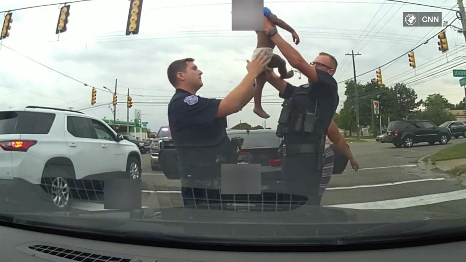Polizist rettet Kleinkind in letzter Sekunde vor dem Tod Es drohte zu ersticken