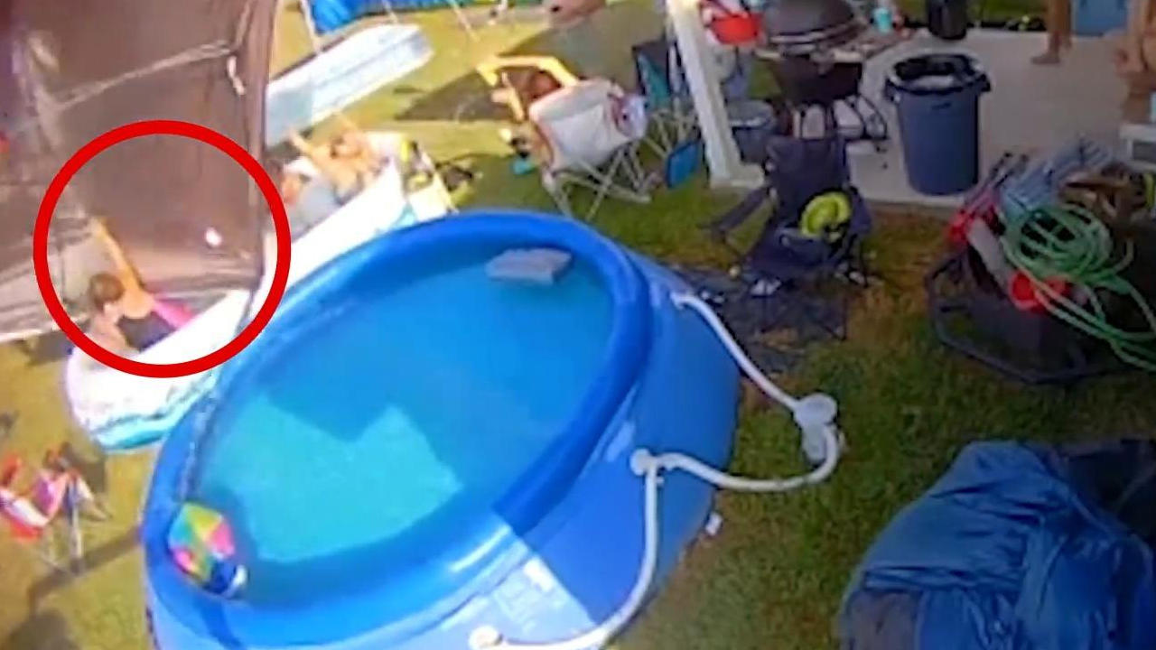 Während Pool-Party: Sonnenschirm wirbelt Geburtstagskind um Autsch, das gibt ein blaues Auge