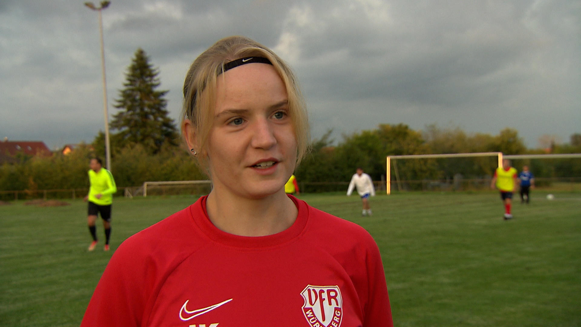Jana (21) spielt Fußball in einer Männermannschaft Frauenpower auf dem Platz