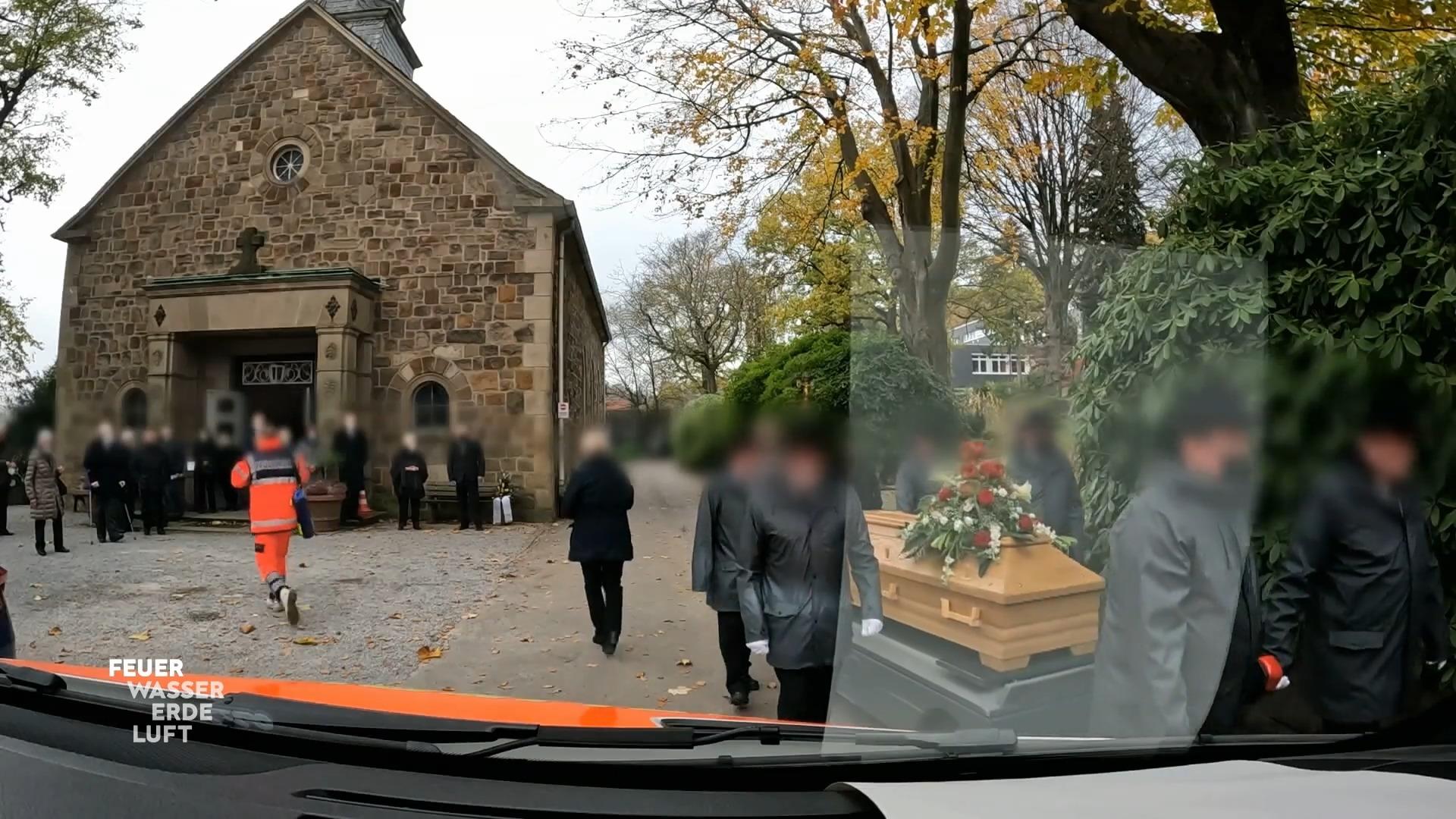 Notfalleinsatz während einer Beerdigung Oh Gott!