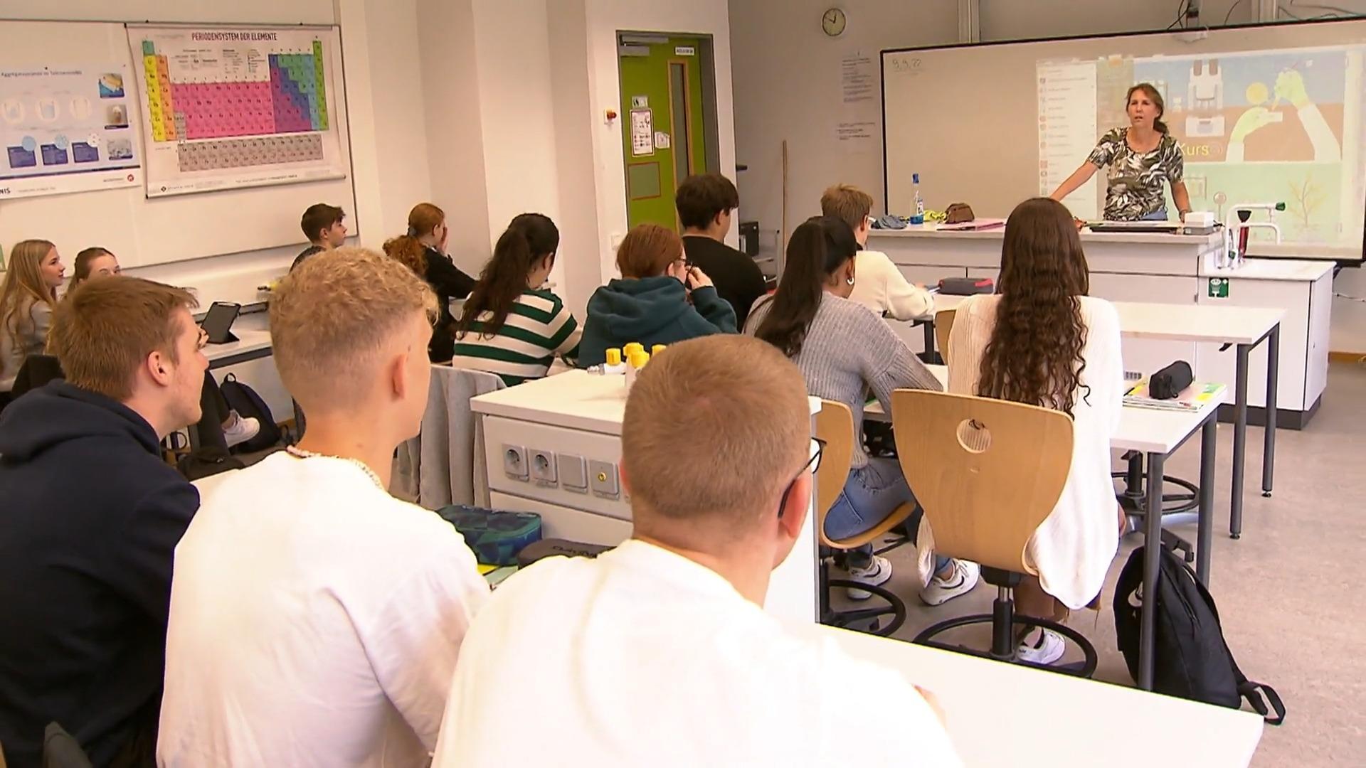 Wie leger dürfen sich Schüler kleiden? Bundeselternrat fordert Kleiderordnung für Schulen