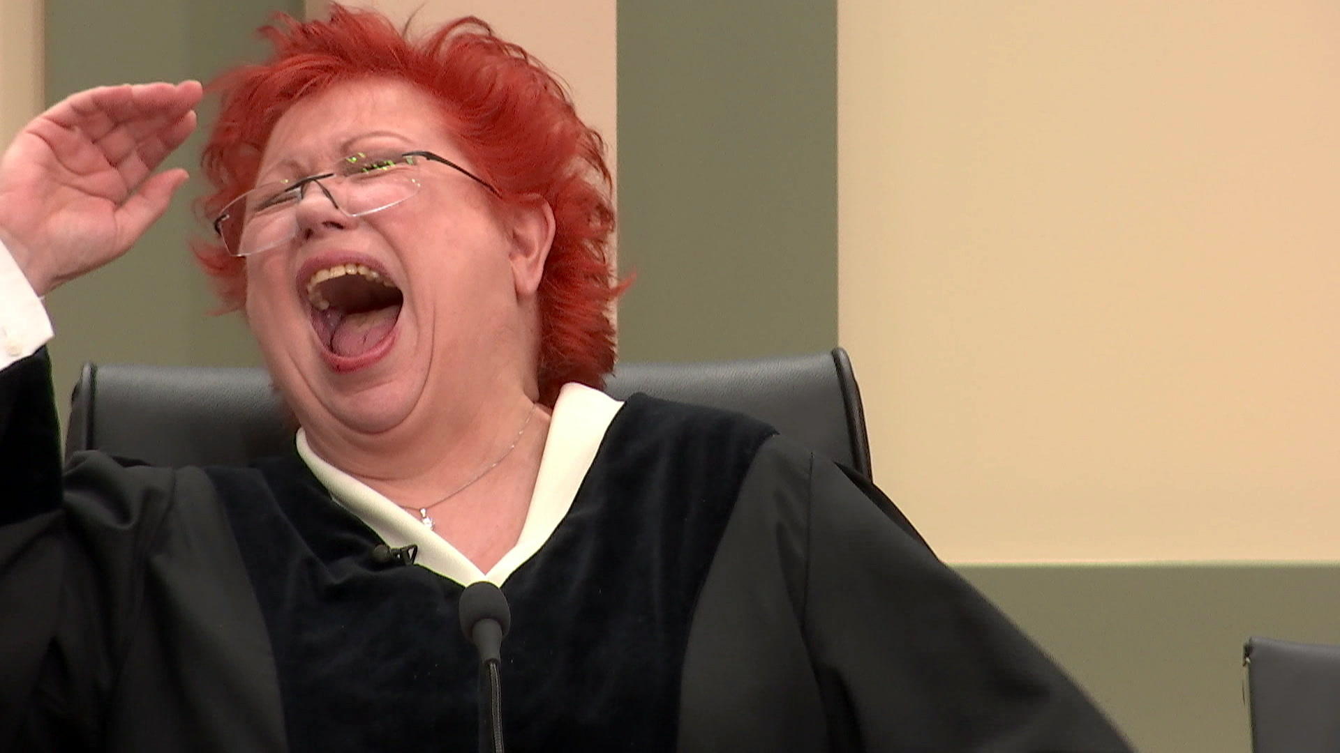 TV-Richterin Barbara Salesch lacht plötzlich Tränen! Outtakes zum Mitlachen