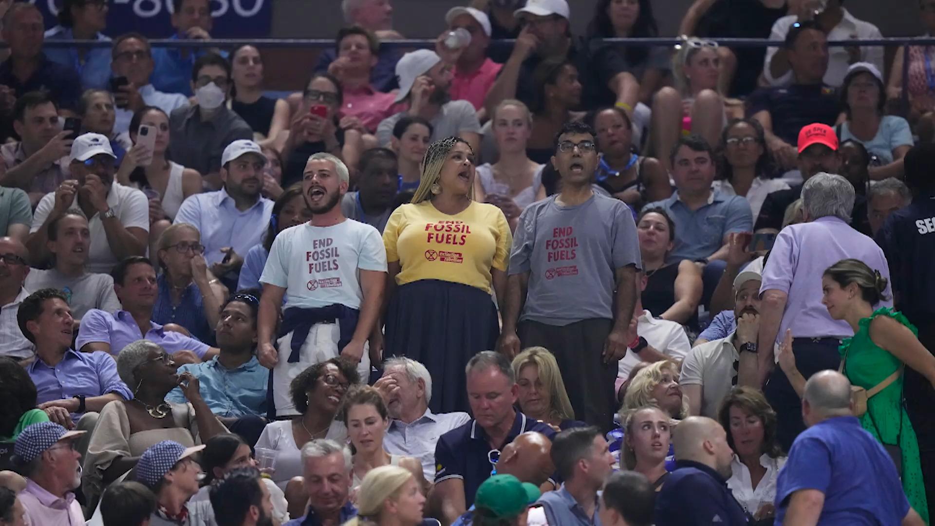 Klimakleber stören Halbfinale der US Open Unter Buhrufen der Fans!