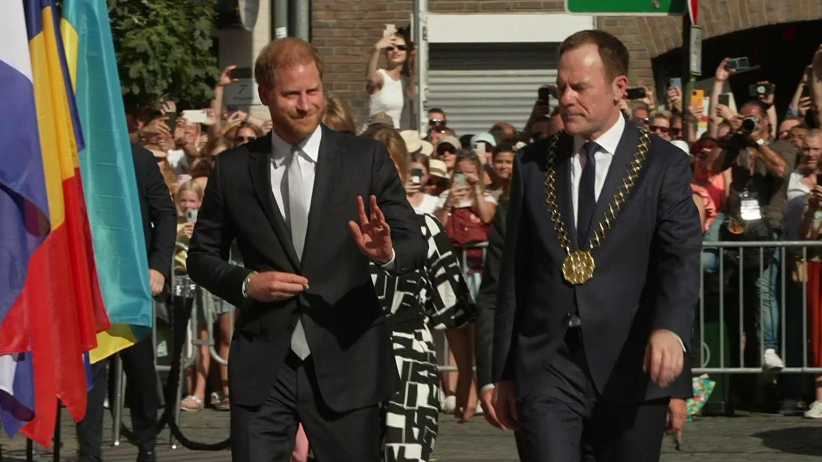 Prinz Harry verschwindet ohne Autogramme im Rathaus Britischer Prinz in Düsseldorf