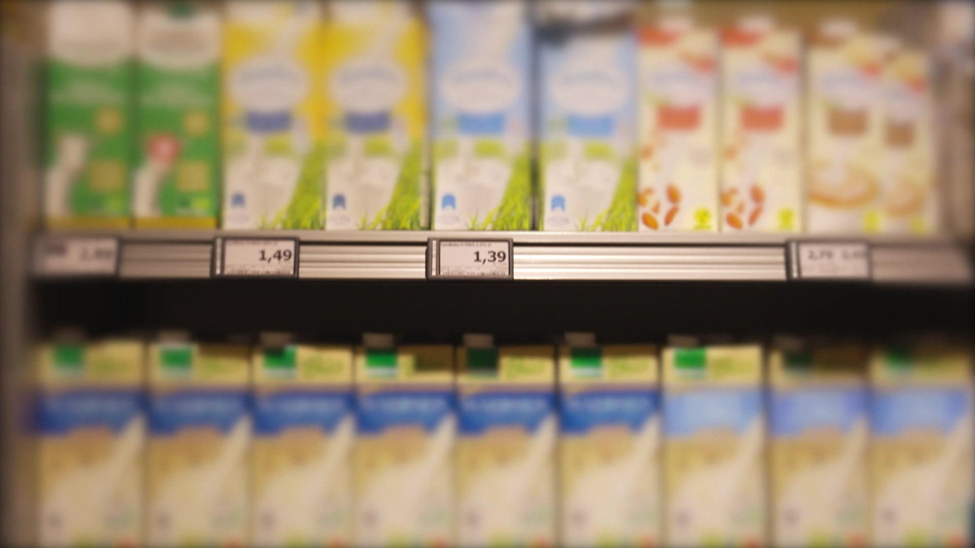 Aus dem gleichen Betrieb - aber 30 Prozent teurer Das miese Geschäft mit der Milch