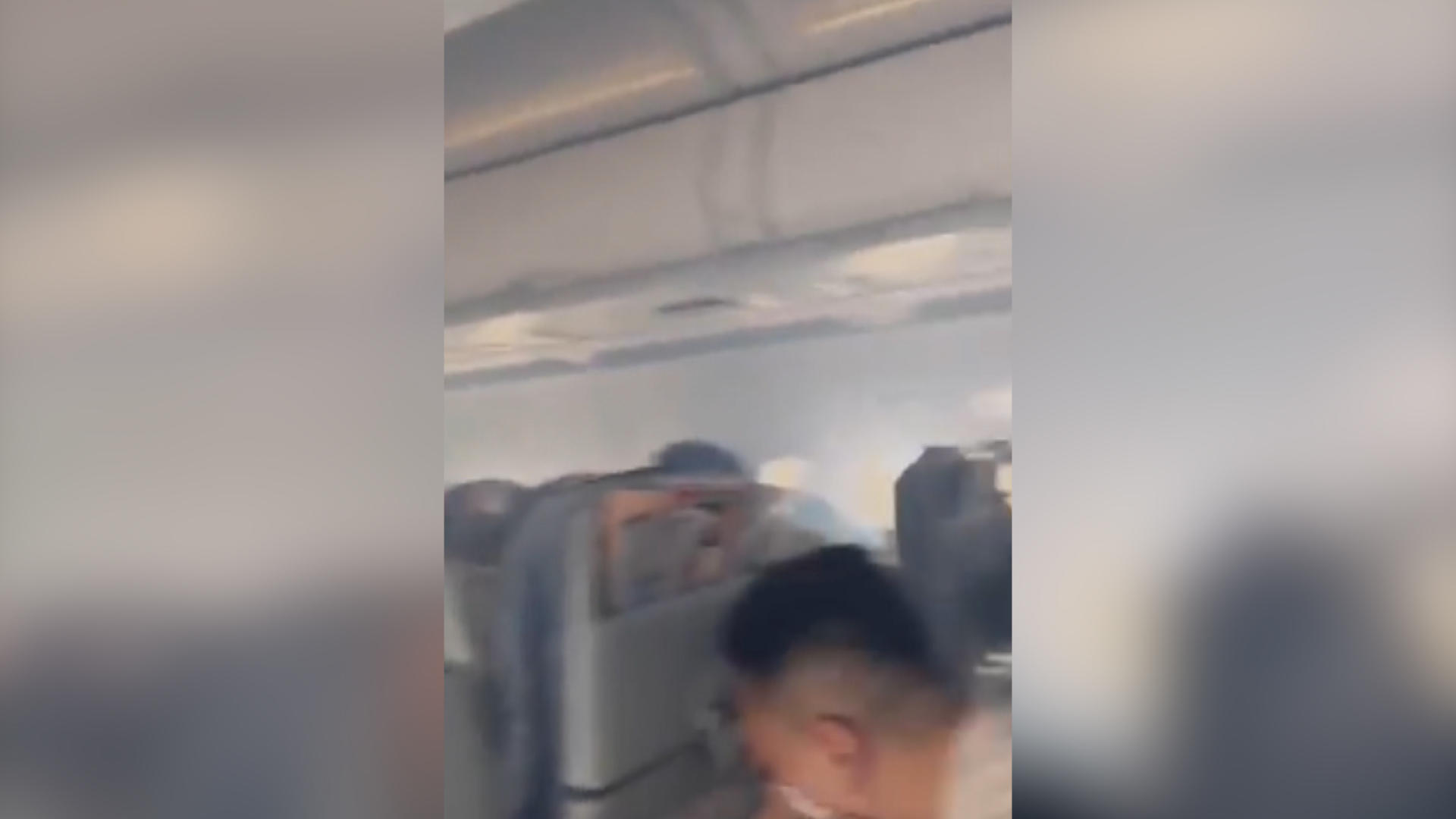 Plötzlich ist die ganze Kabine voller Rauch Schock für Flugpassagiere