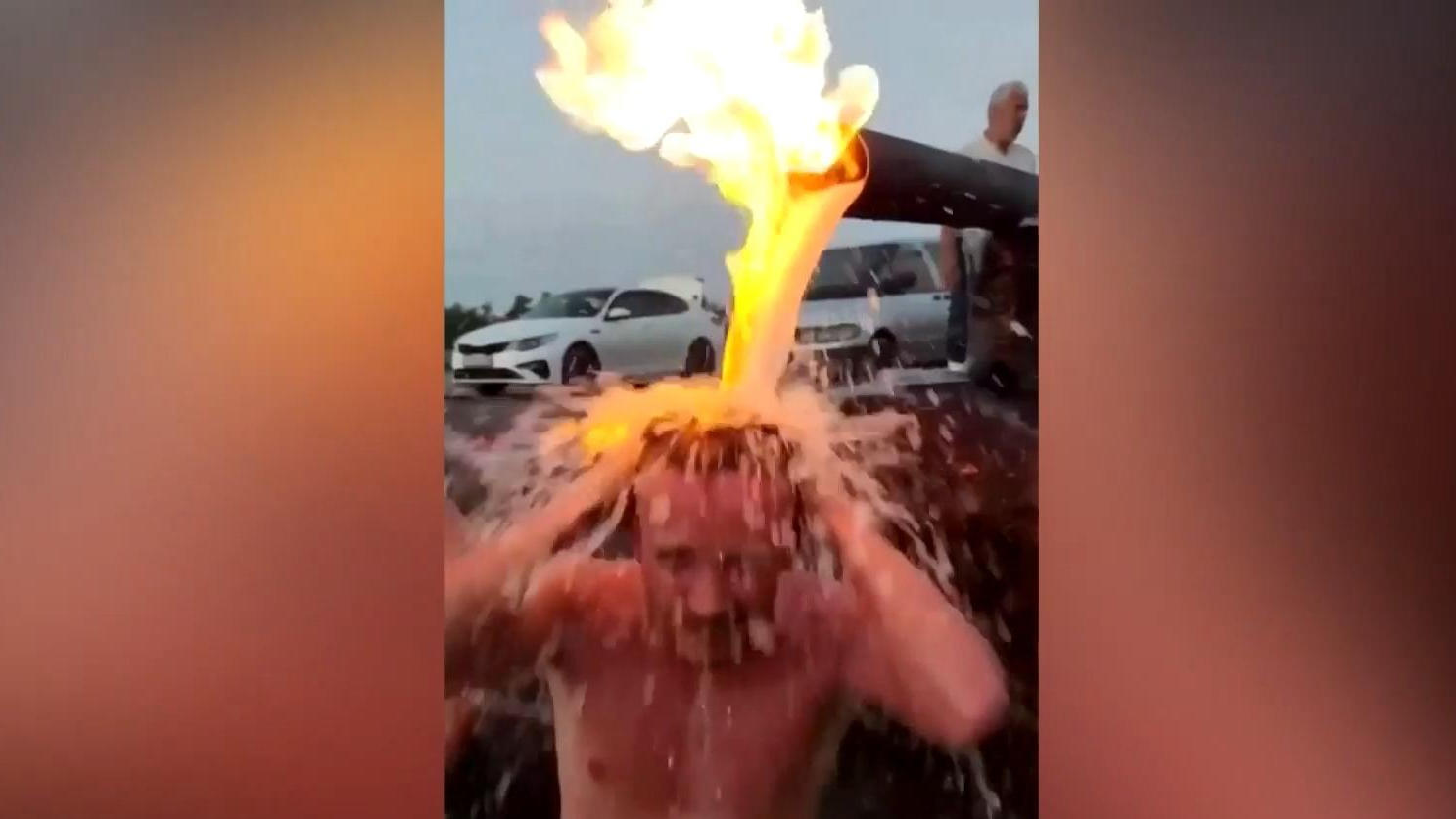 Mann nimmt Dusche unter Feuerstrahl! Brennt dieses Wasser?