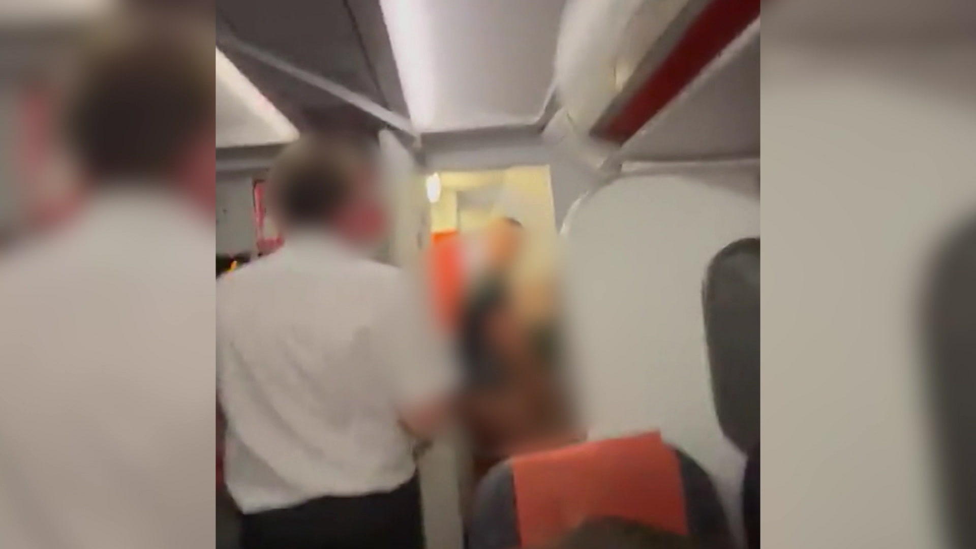 Pärchen hat Sex auf Flugzeug-WC: Steward kennt keine Gnade Wilde Turbulenzen!