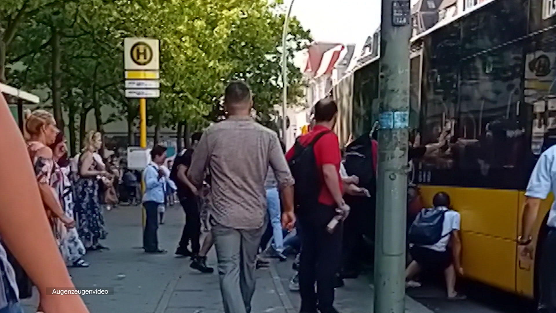 40 Berliner heben Bus an und retten 18-Jährigem den Arm Mit vereinten Kräften
