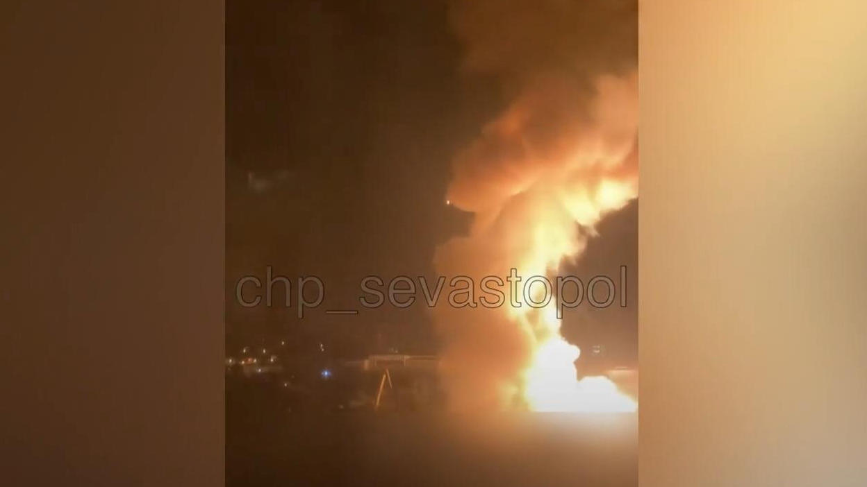 Videos zeigen etliche Explosionen in Werft auf der Krim Kriegsschiff und U-Boot getroffen?