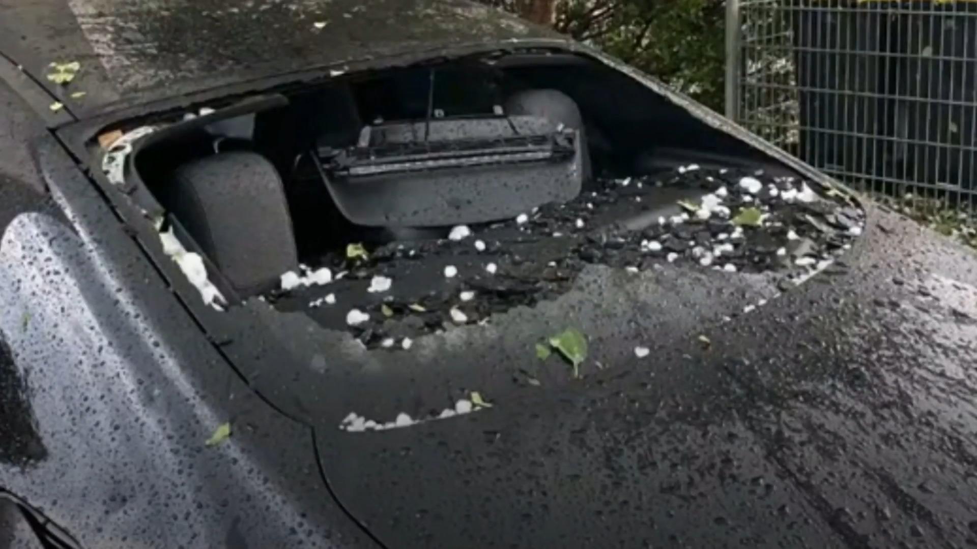 Hagelkörner schlagen in Worms durch Autofenster Sturm flutet Keller und Straßen
