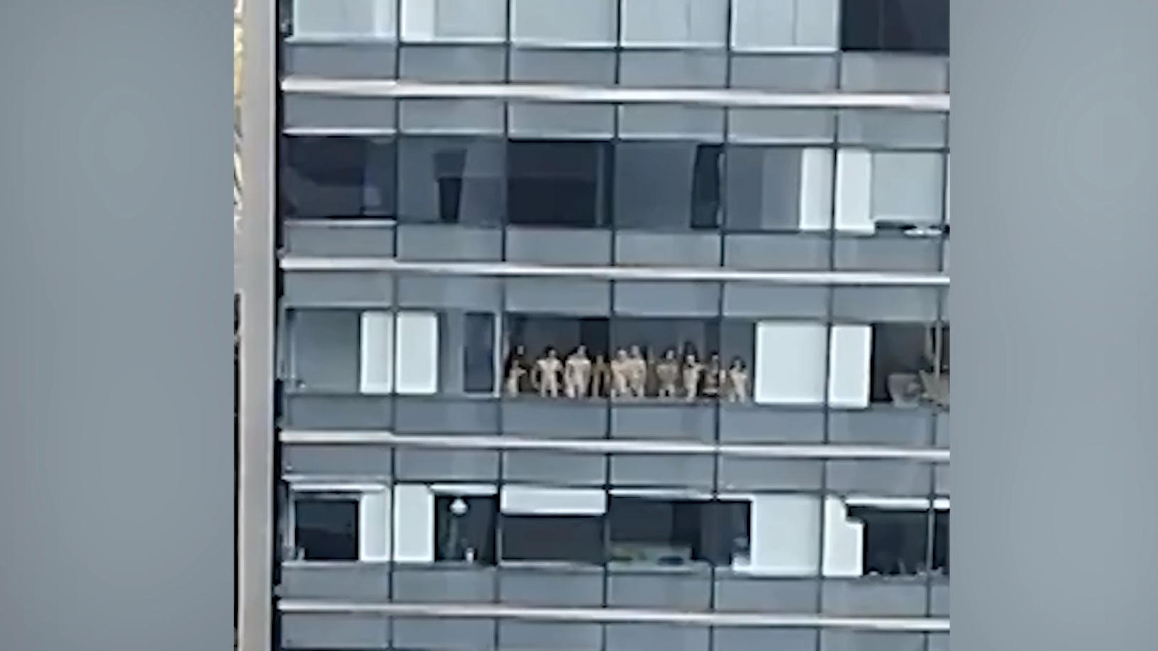 Nudisten posieren anzüglich am Fenster Splitternackt im Hochhaus