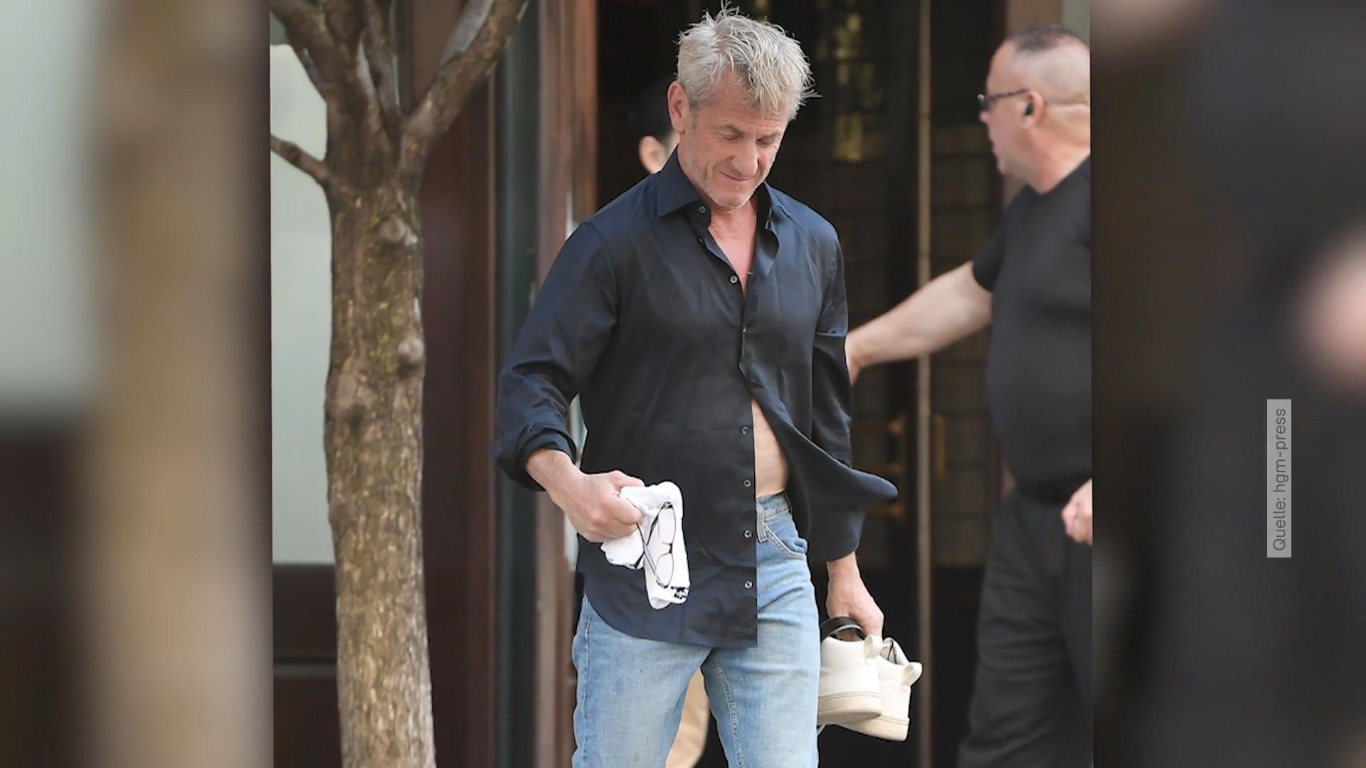 Was macht Sean Penn denn barfuß auf der Straße? Ohne Schuhe unterwegs
