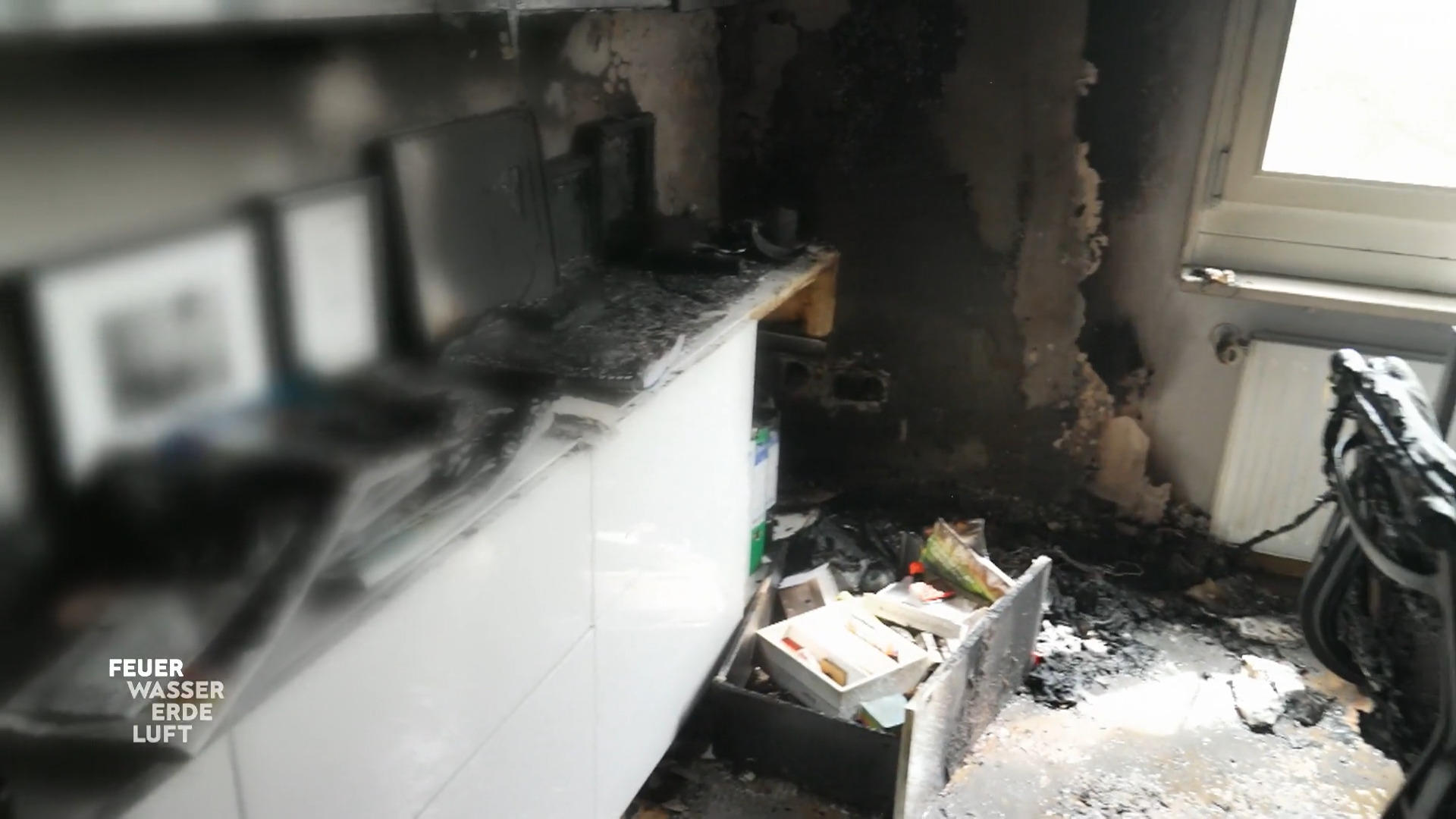 Nach einem Wohnungsbrand wird nach der Ursache gesucht Nur noch Asche