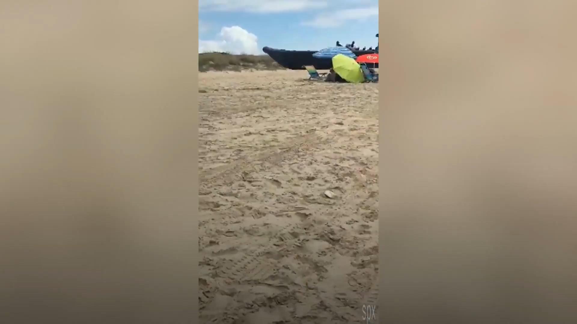 Badegäste filmen: Drogenboot rast auf Strand in Spanien Flucht zwischen Sonnenschirmen