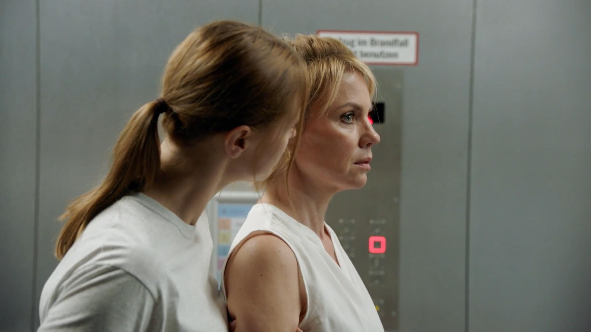 Yvonne befindet sich in Zoes Gewalt GZSZ-Folge 7856 vom 20. September 2023