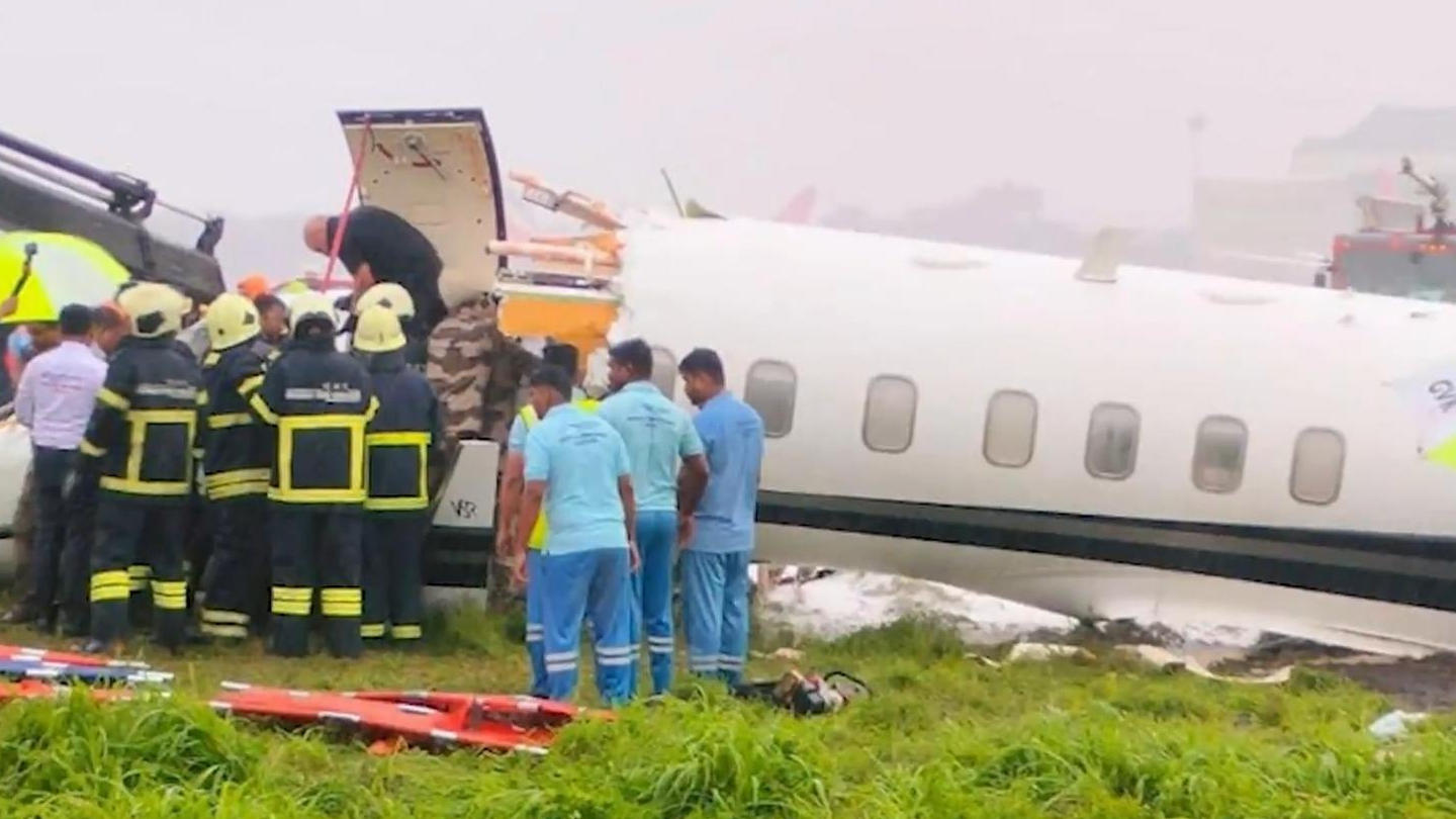 Crash bei Starkregen! Flugzeug kommt von Landebahn ab Acht Verletzte bei Absturz