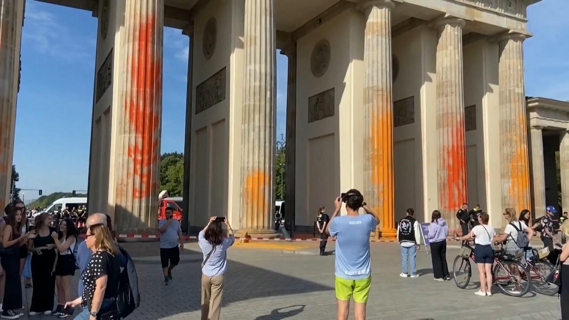 Klimakleber beschmieren Brandenburger Tor Attacke in Orange!